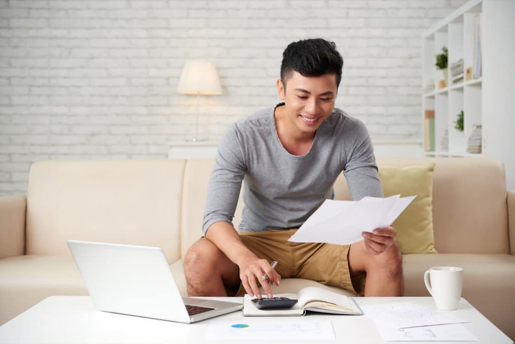 Photo: Reviewing personal expenses in a calm, organized setting - Freepik