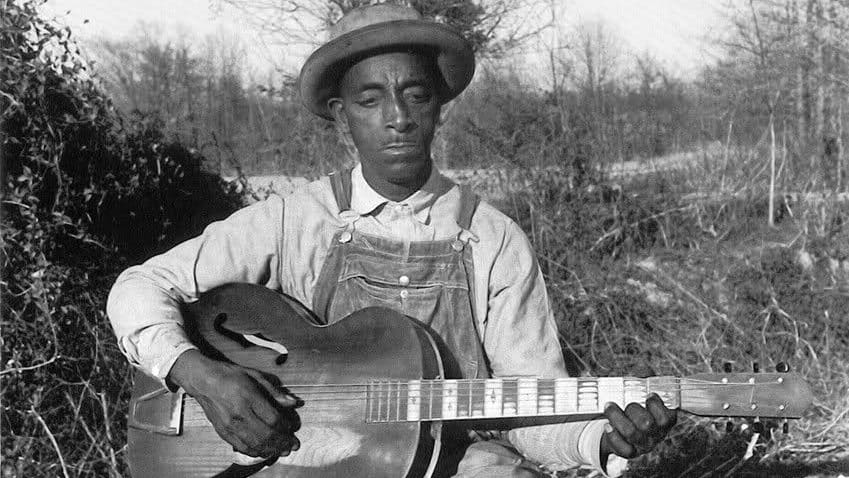 Mississippi Fred McDowell playing the blues in 1960 (credit: Live Journal/Lee Friedlander)