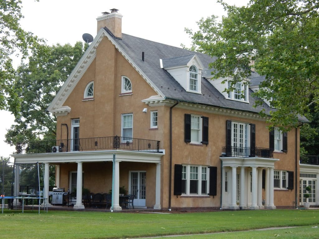 A photograph of Taylor Swift's revival house taken from the side angle