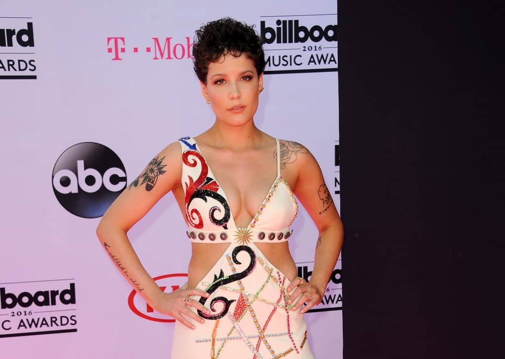 American singer Halsey posing at the 2016 Billboard Music Awards