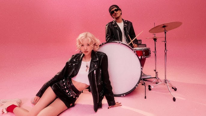 An image from the music video of "APT." by Bruno Mars and ROSÉ.