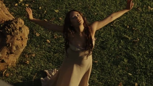 Laufey in the How I Get music video.