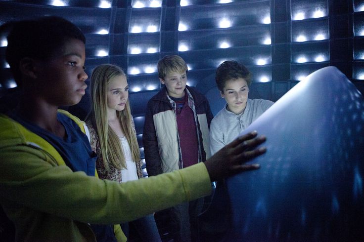 4 Kids looking in awe at alien technology in Earth to Echo