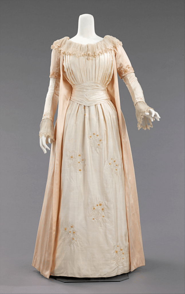 Image of a tea-gown at The Metropolitan Museum of Art