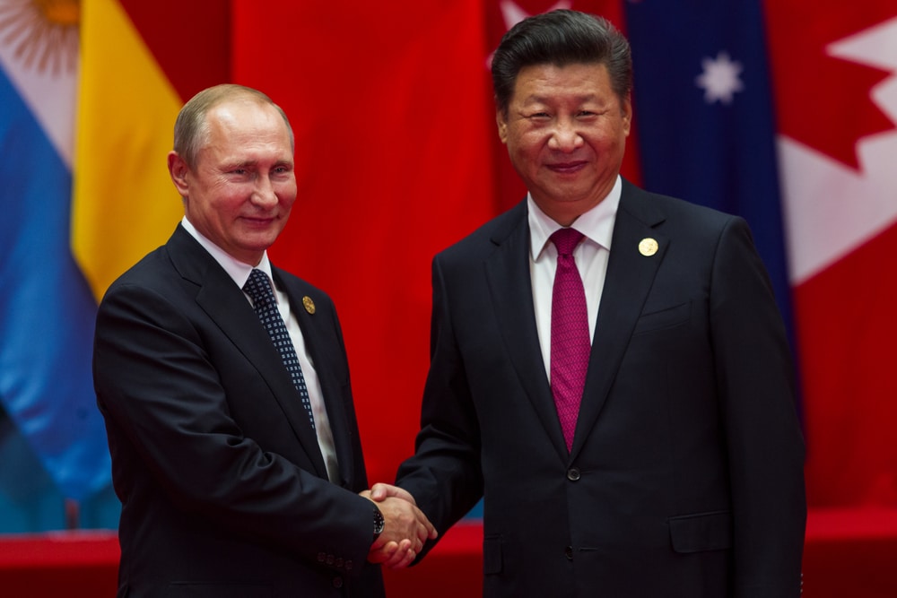 Chinese president Xi Jinping (R) welcomes Russian President Vladimir Putin (L) in G20 summit in Hangzhou.