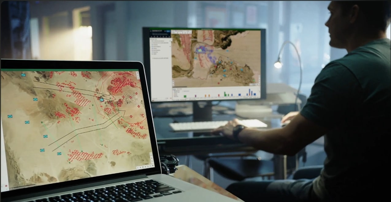 A US military member using a program made by Palantir