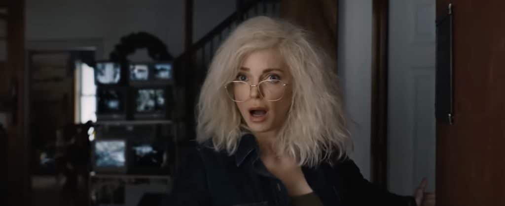 Cindy (Anna Faris) opening her front door.
