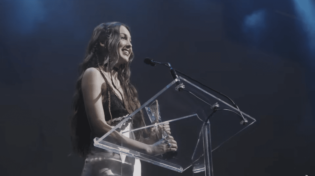 Olivia Rodrigo inducting Alanis Morissette into the Canadian Songwriters Hall of Fame.